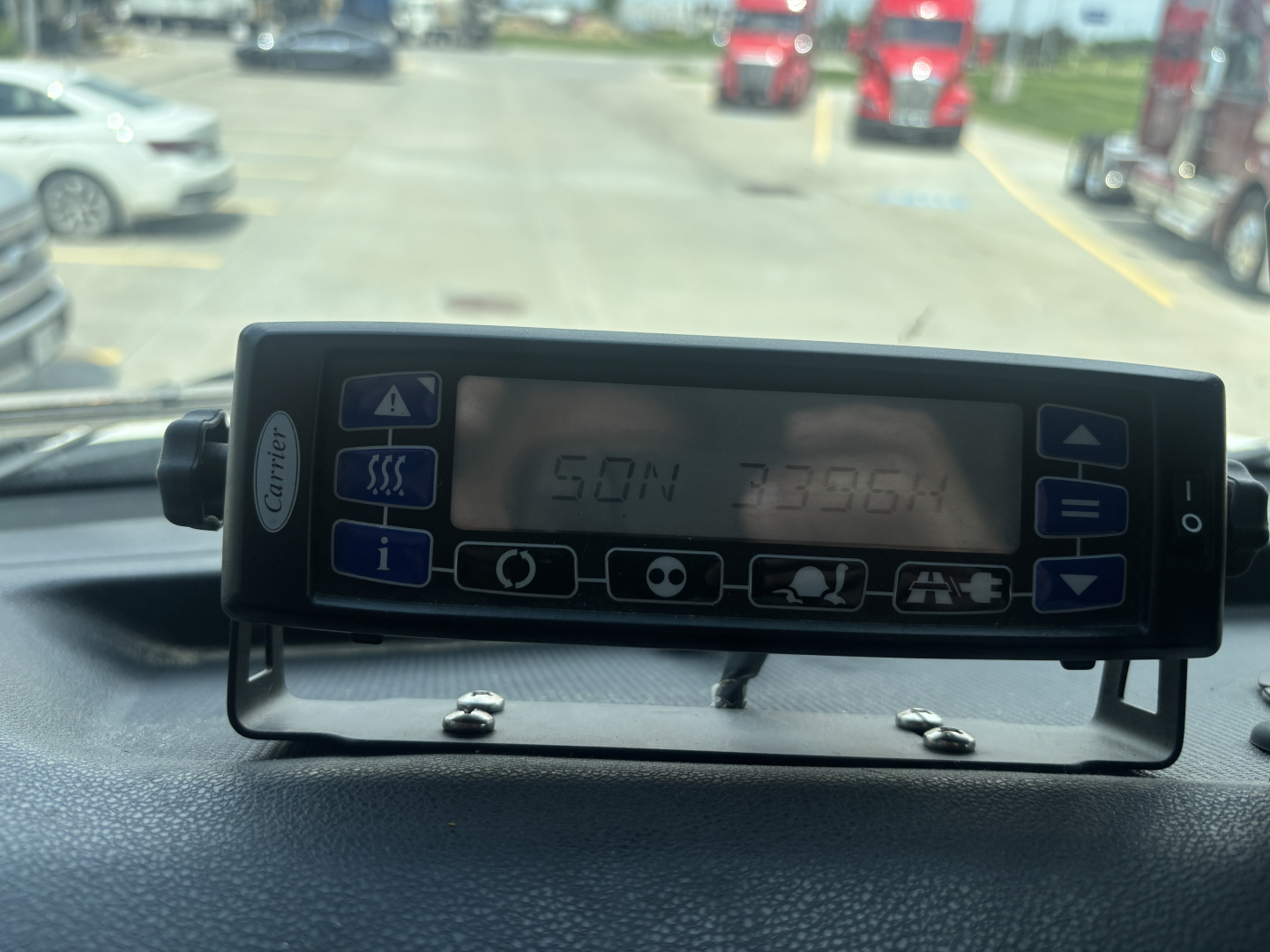 Dashboard device mounted on windshield showing CAN 7 386? and various control icons in viewable panel.