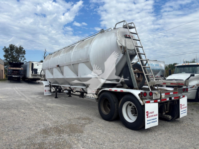 Polar 1660 trailer showing cylindrical steel tank on tandem axle with rear access ladder and dual rear doors, VIN 1PMB14425T2017132 visible.