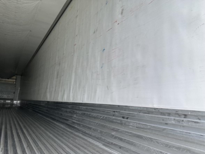 Underbody interior of a utility refrigerated trailer trailer interior with ribbed floor and aluminum walls