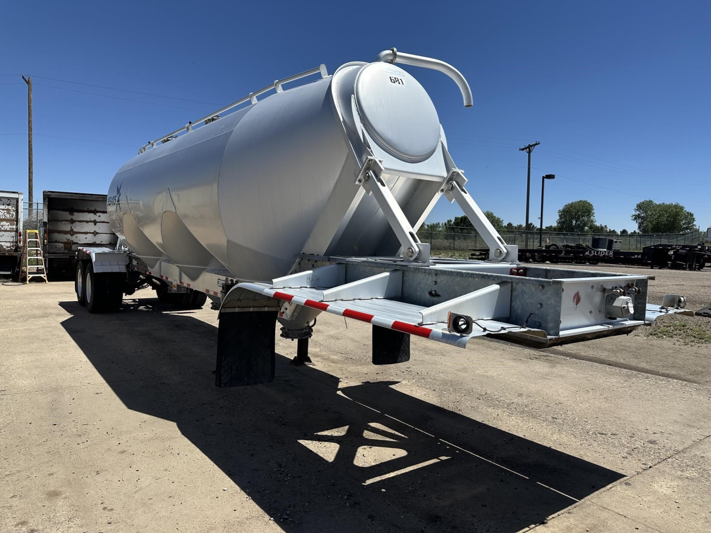 Trailer rear view of a 2012 Polar pneumatic dry bulk gravity drop trailer with air ride, multi-axle, cylindrical tank and tri-hop chassis.