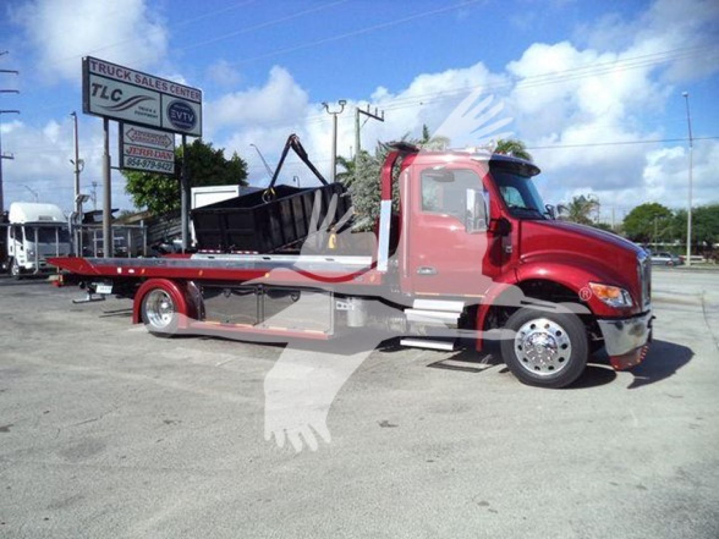 Kenworth T280 rollback truck side view showing flatbed and hauler bed with red cab and grey accents.