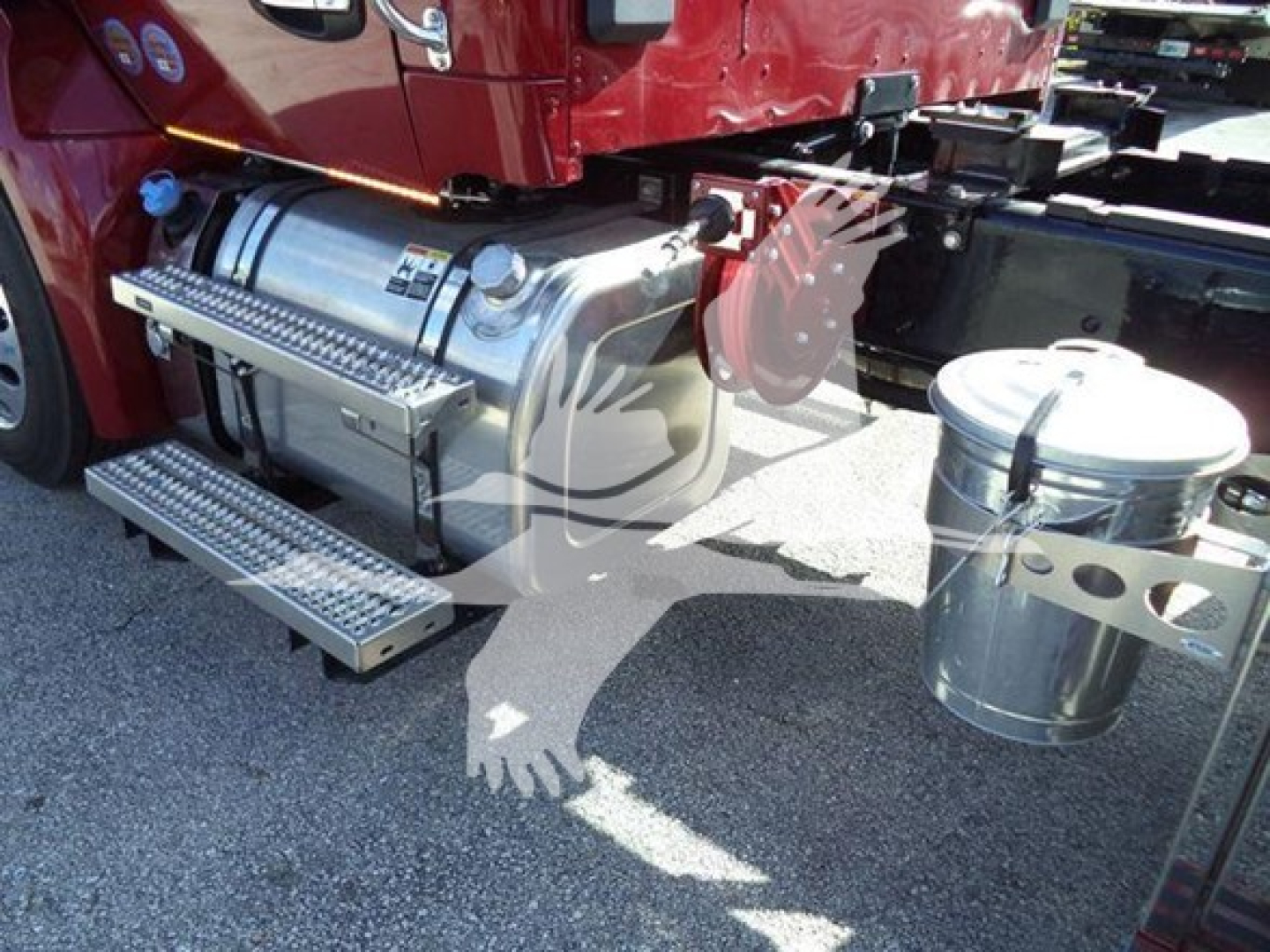 Kenworth T280 fuel tank and side steps visible under cab; metal toolbox with steps, cylindrical tank, and chrome fittings.