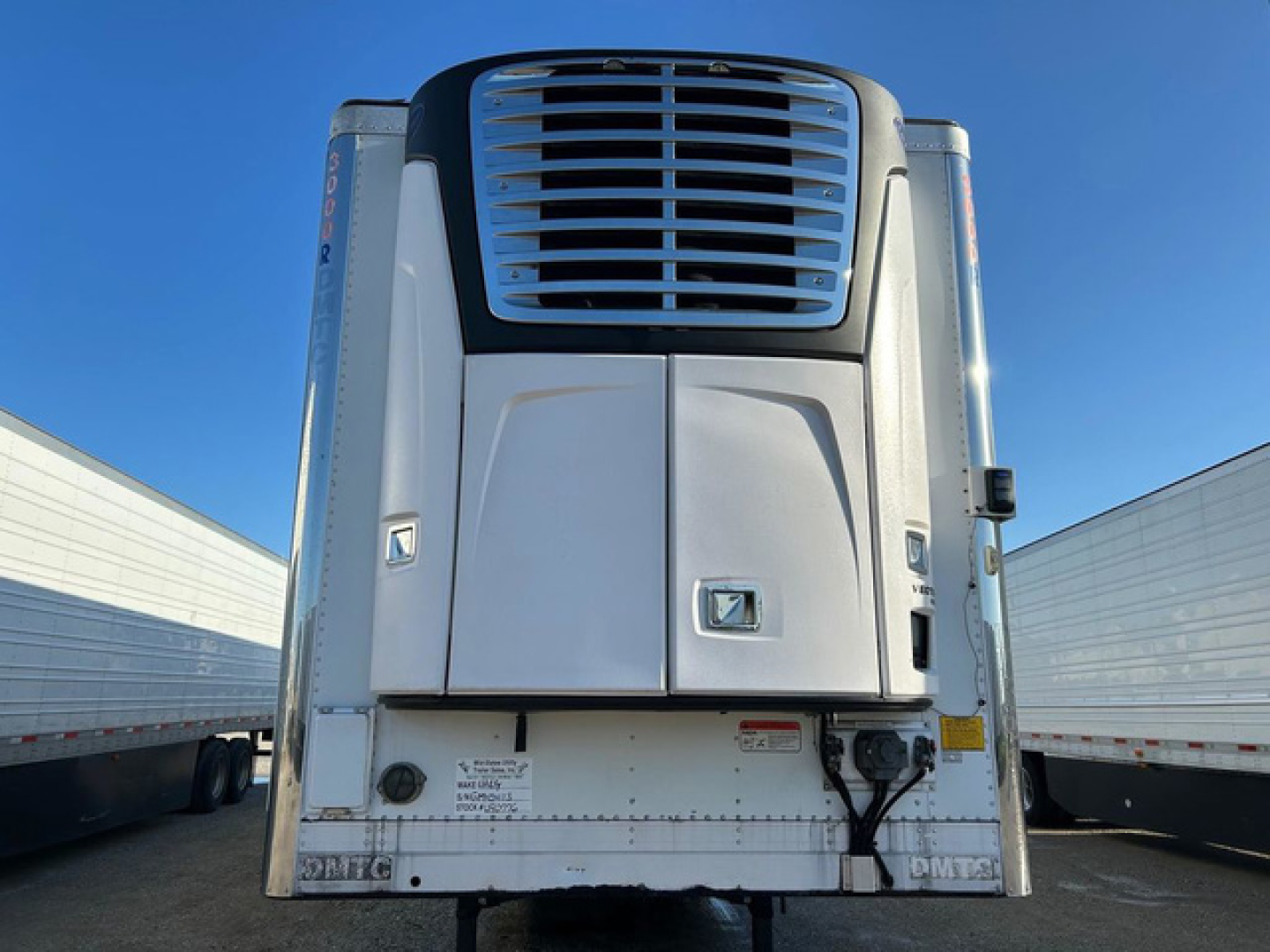 Refrigerated trailer front view showing cooling unit and doors with VIN 1UYVS2538GM454113 and stock U90776.