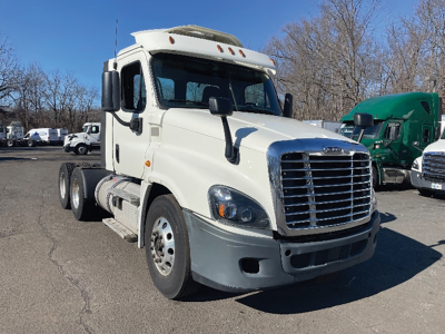 Freightliner Cascadia125 truck cab side view showing front grille and headlights