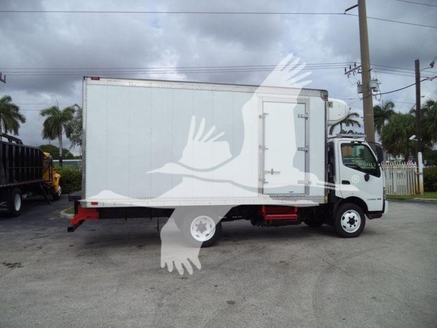 2019 Hino 195 refrigerated box truck side view showing cargo box and cab, VIN JHHHDM2H7KK004018, stock T04018