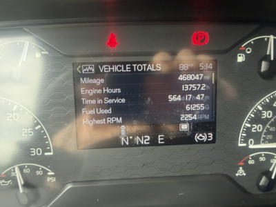 Volvo VNL64T760 dashboard display showing vehicle totals including mileage 468047 mi, engine hours 13757 h, time in service 564 days, fuel used 61255 gal, highest RPM 2254 on screen.