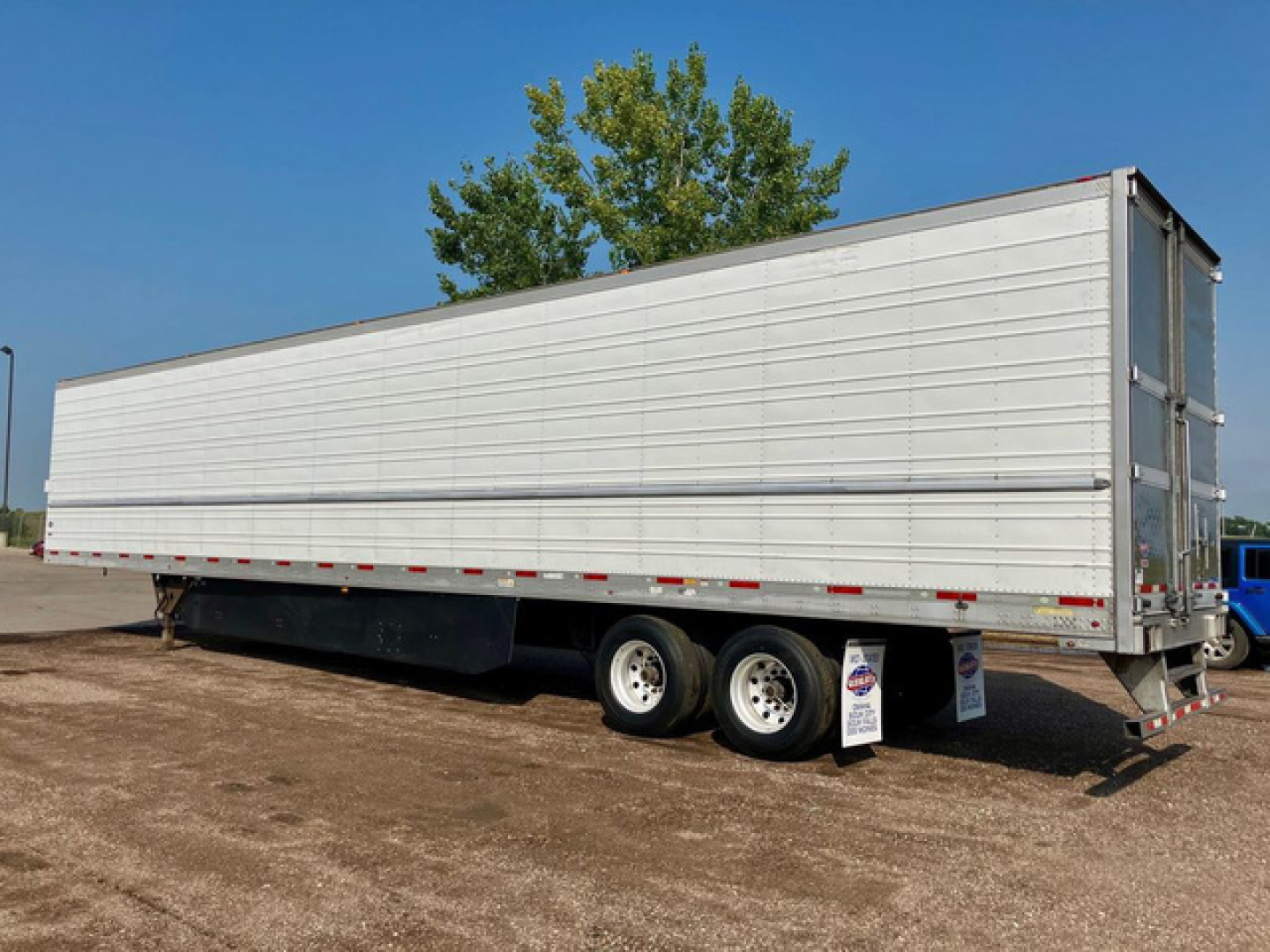 Trailer side view showing a 2019Utility refrigerated trailer with tandem rear wheels and aluminum siding; stock U90604; VIN 1UYVS2534K2501304; used condition.