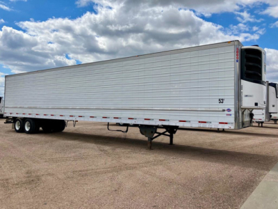 Trailer side view showing 53' aluminum refrigerated trailer with Thermo King unit at front, stock U90927, VIN 1UYVS2537N2510101.