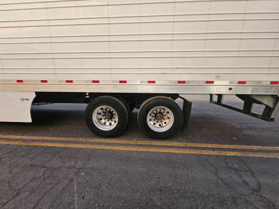 Trailer wheel group showing dual rear axles of a Hyundai ThermoTech TL reefer trailer