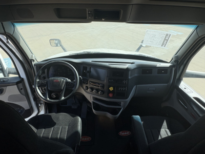 Peterbilt 579 truck interior dashboard and steering wheel view from driver seat.