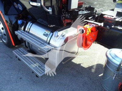 Kenworth T280 rollback truck rear showing aluminum cylindrical air reservoir and red hook/drawbar with metal step.