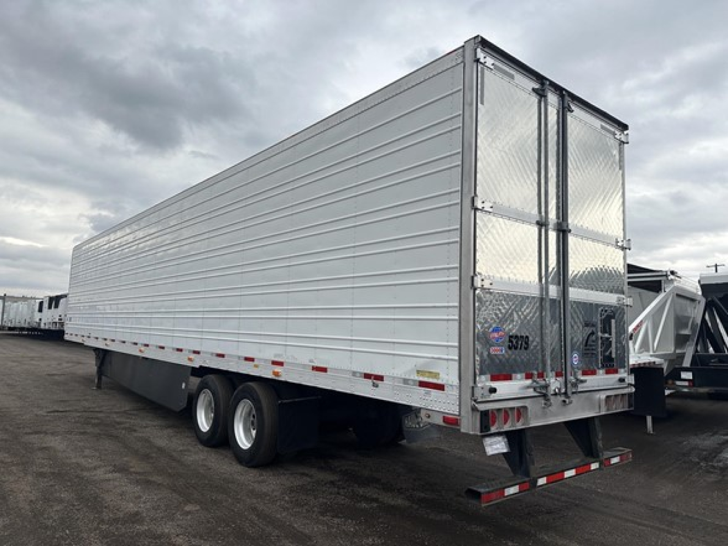 Trailer side view of a 2023 Utility 3000R reefer trailer with aluminum exterior, tandem axles, and rear doors.