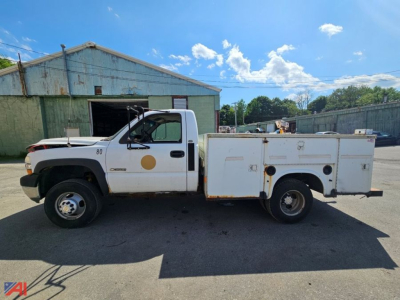 Side view of a white 2002 Chevrolet Silverado 3500 utility truck with utility bed in service/utility setting.