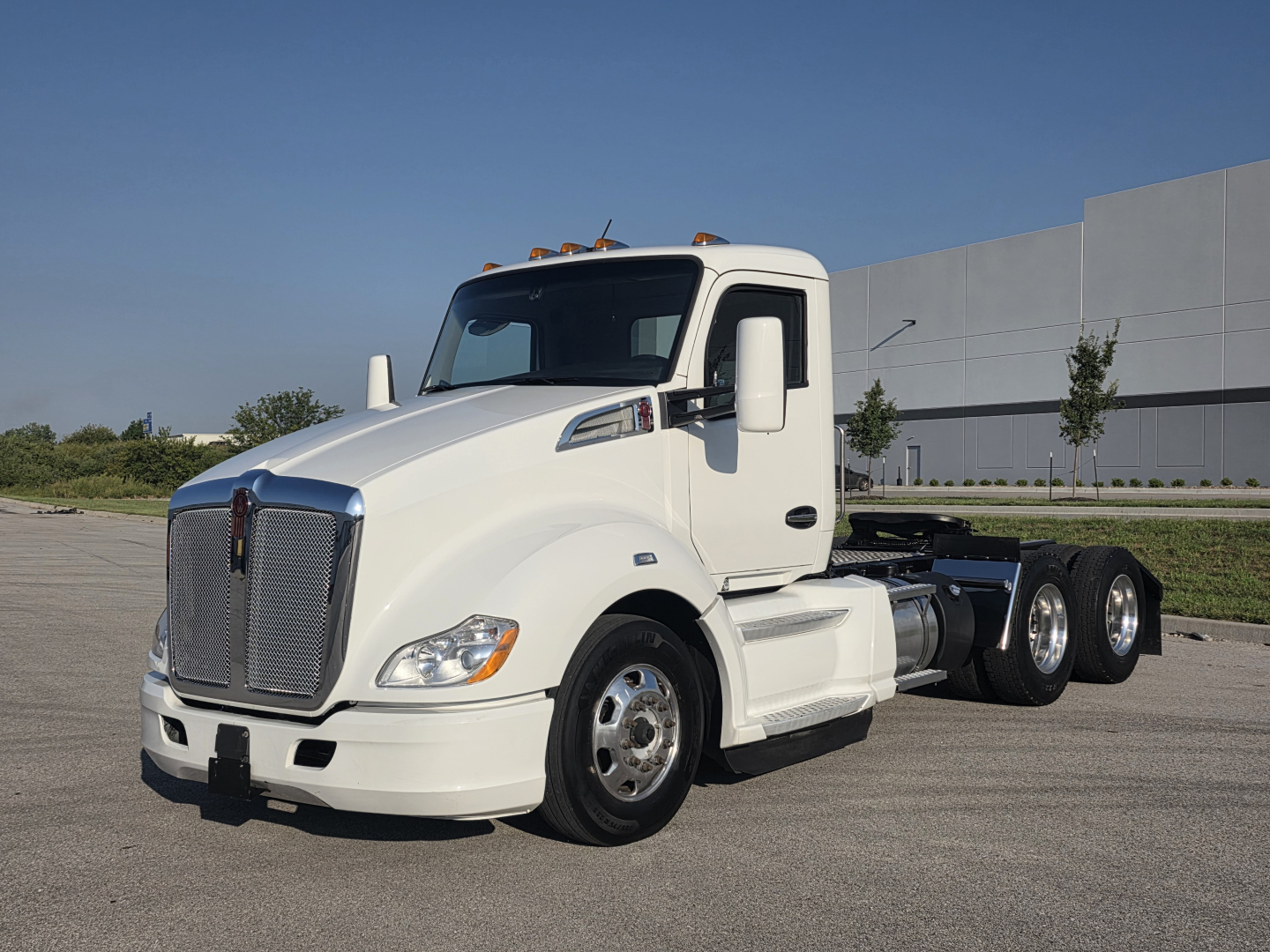 Kenworth T680 2022 Conventional Daycab truck in white, front-left view.