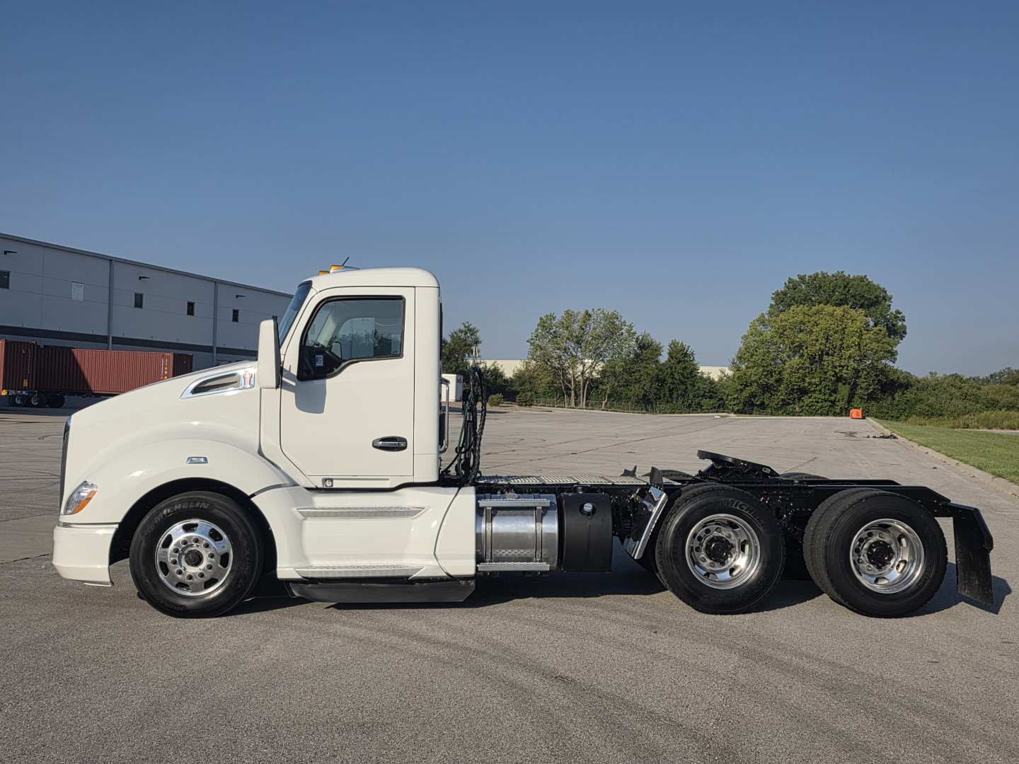 Kenworth T680 tractor in profile view showing side of cab and chassis with dual rear axles