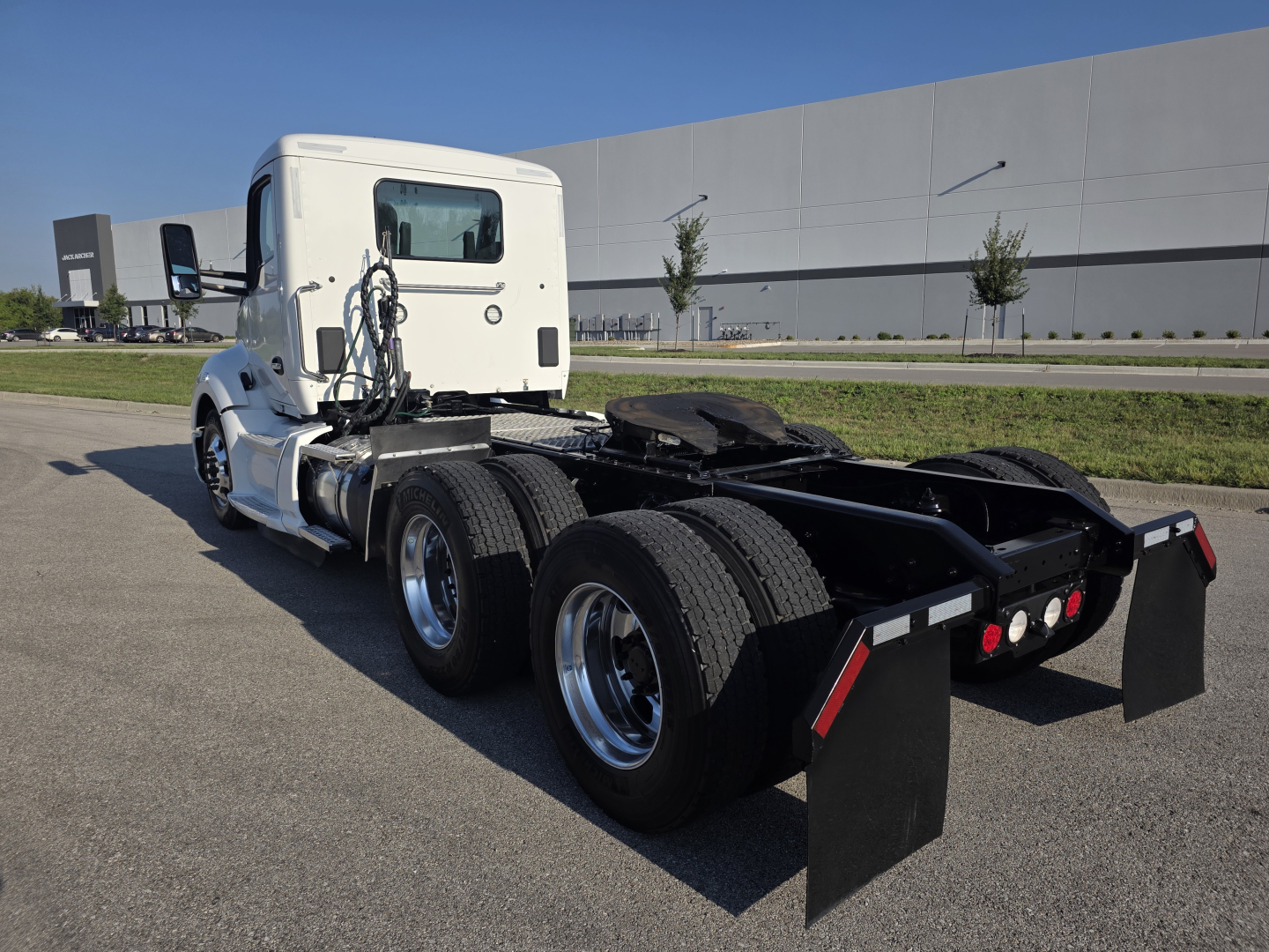 Kenworth T680 rear/side view showing dual rear axles and fifth wheel, with no text visible on the image itself.