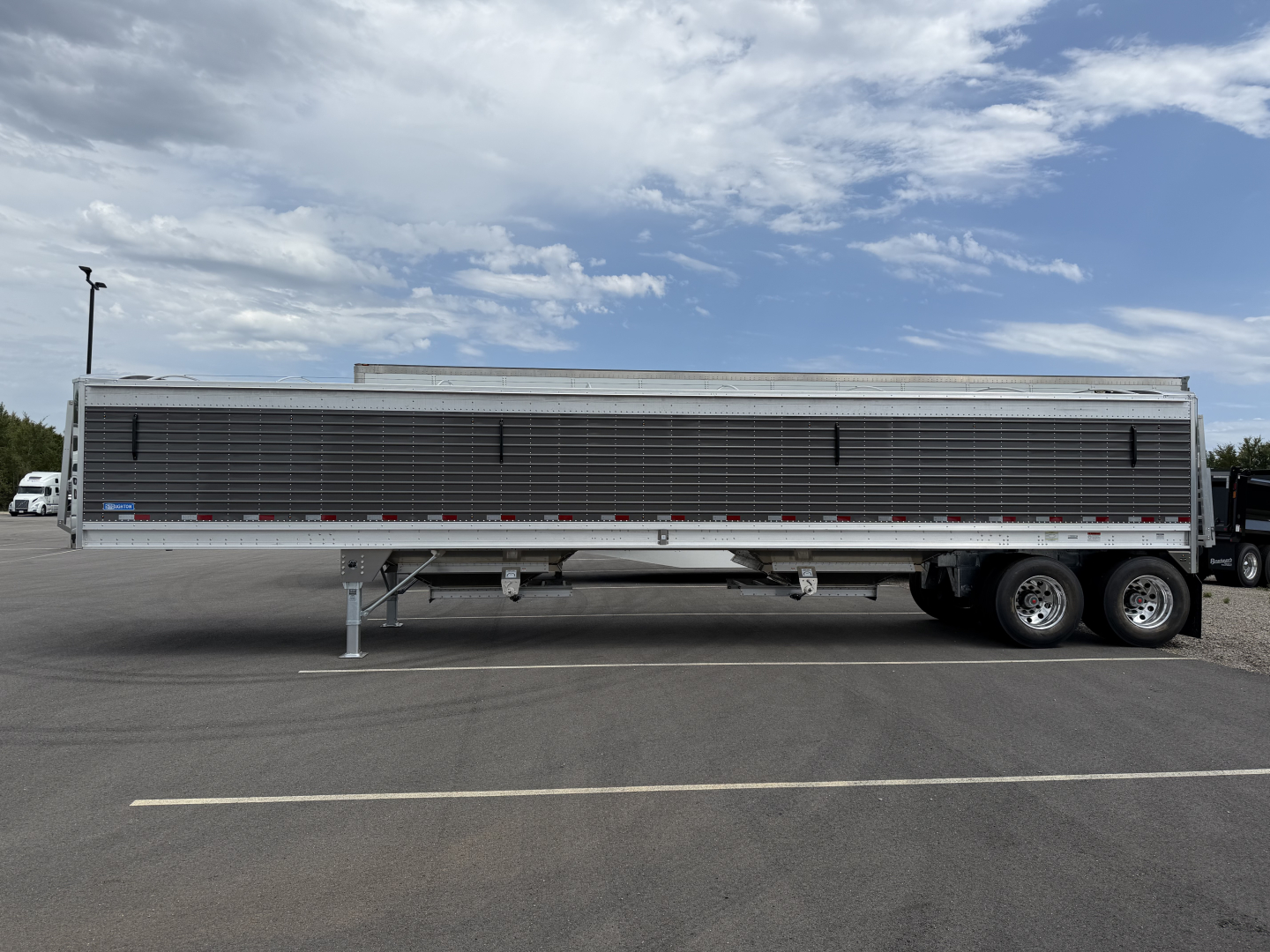 Stoughton 40' aluminum grain hopper trailer with 68" corrugated sidewalls, side view showing tandem axles and landing gear.
