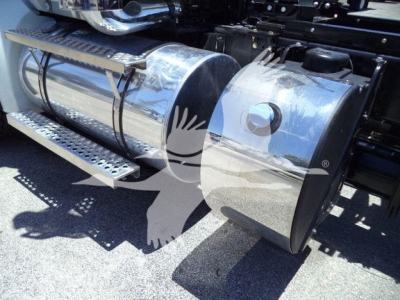 Kenworth T880 fuel tanks and side step on a truck chassis showing polished cylindrical fuel tanks and steps.