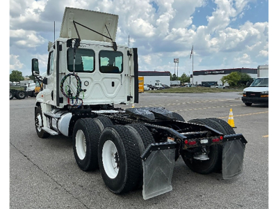 Truck rear view showing fifth wheel, dual rear axles, and mud flaps on a 2018 Freightliner Cascadia125 conventional daycab.