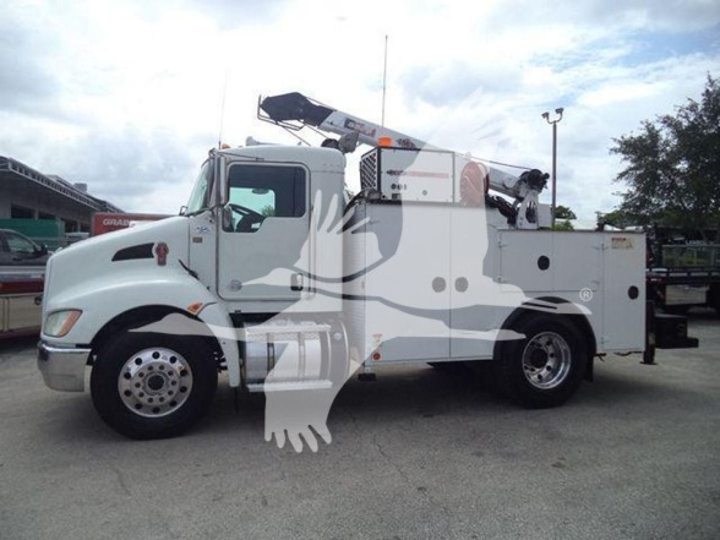 Kenworth T270 service/utility truck with crane/boom in side view showing VIN 2NKHHM6X6EM413346 and stock T13346