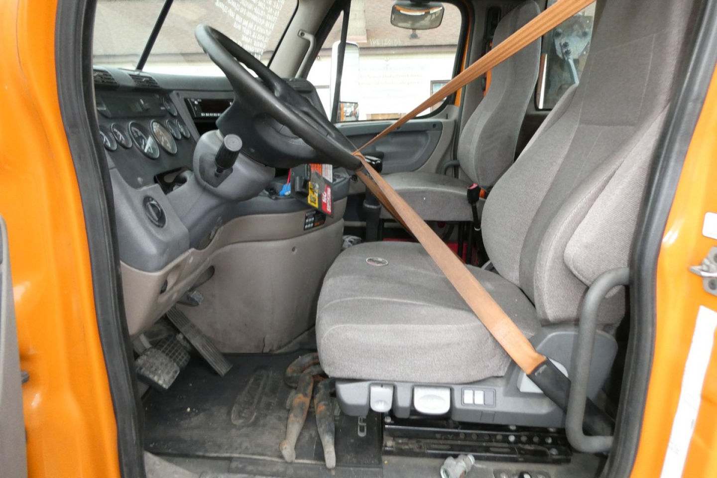 https://cdn.truckertotrucker.com/ad-photos/95ed1664-ff81-11ef-a728-2ae5827a827d/large/freightliner-cascadia-125-cab-interior-3484416.jpg?