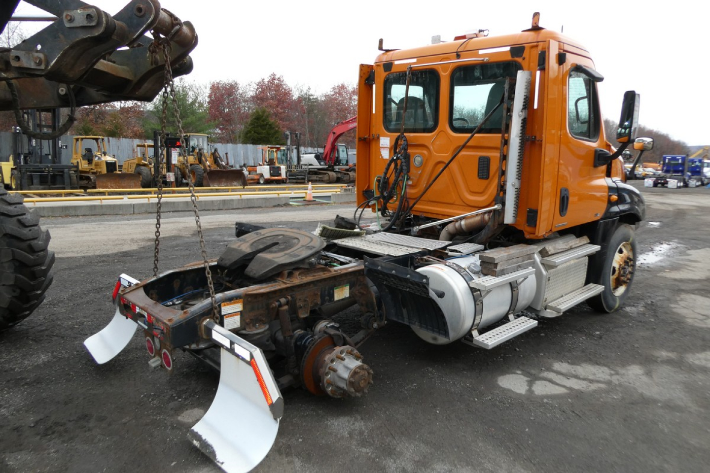 https://cdn.truckertotrucker.com/ad-photos/95ed1664-ff81-11ef-a728-2ae5827a827d/large/freightliner-cascadia-125-daycab-front-drivetrain-attachments-3484414.jpg?