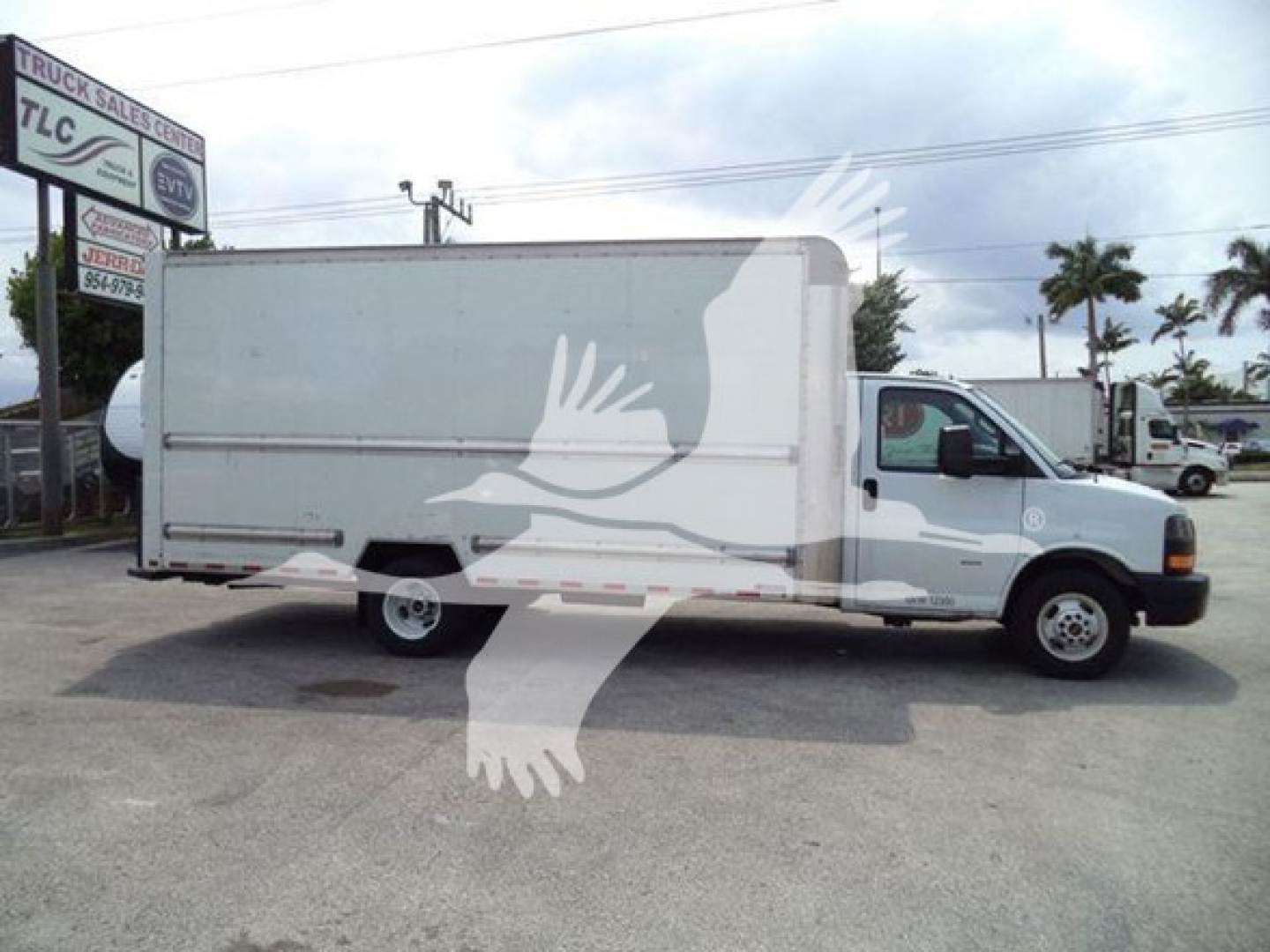 2021 GMC G3500 box truck side view showing cargo box and cab with no visible text.