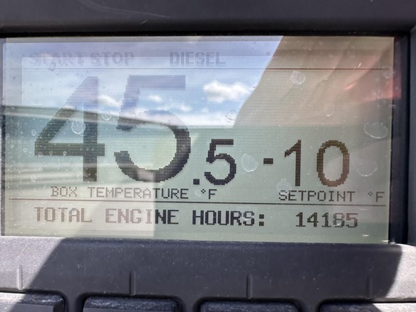 Trailer cab display showing 45.5-10 box temperature and TOTAL ENGINE HOURS 14185 with Diesel label and setpoint °F.