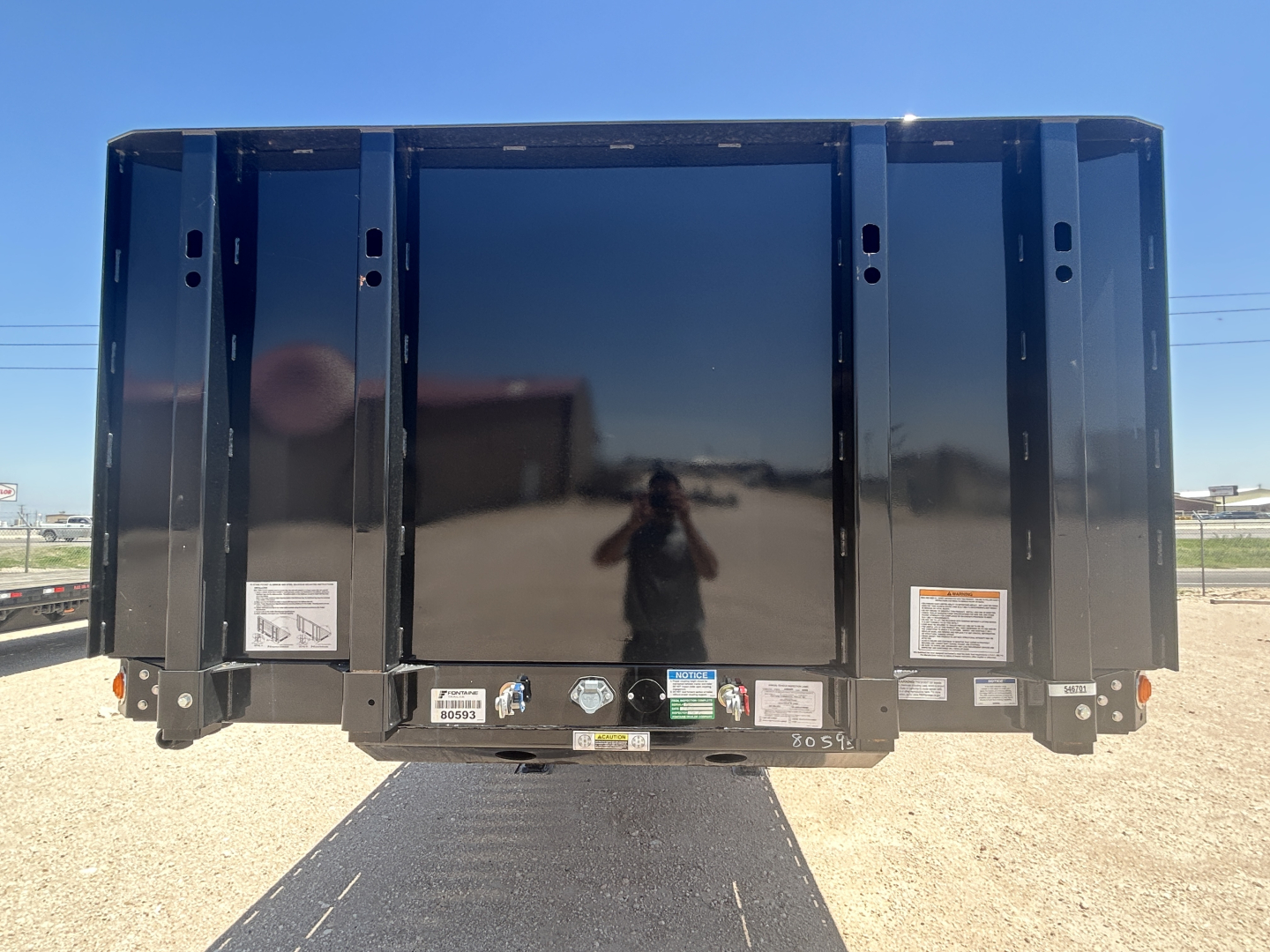  Fontaine HCIFL12SAT trailer rear view with reflective center panel and side skirts, various stickers and labels along bottom edge.