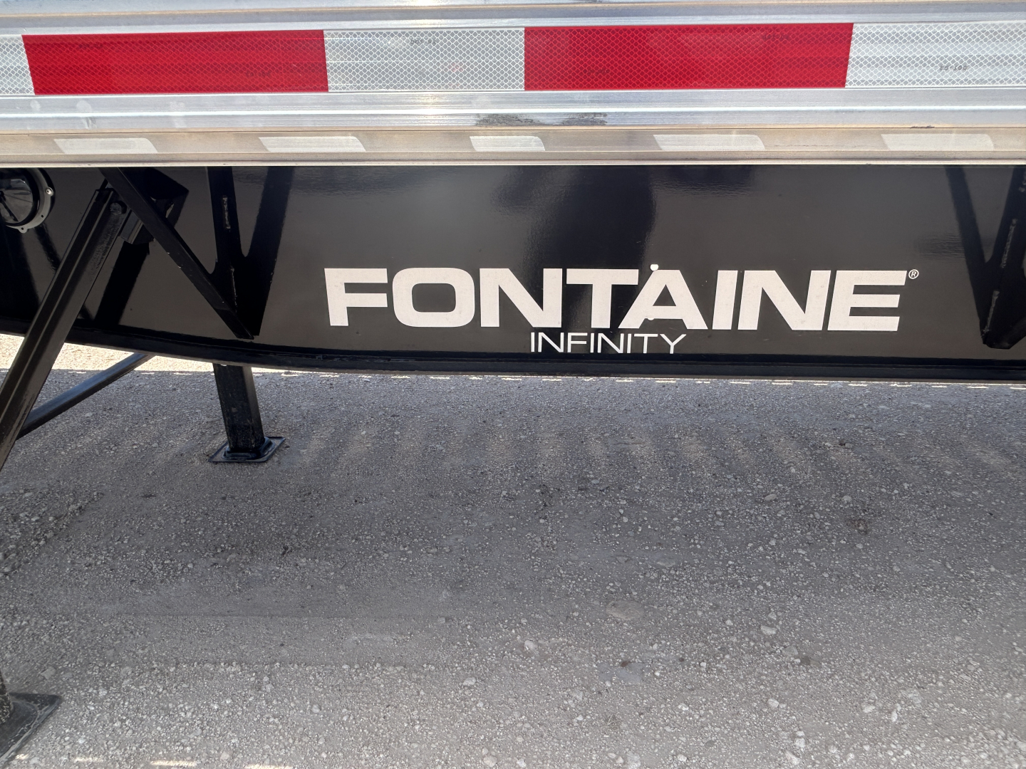 Fontaine Infinity trailer branding on rear of flatbed trailer showing Fontaine Infinity logo.