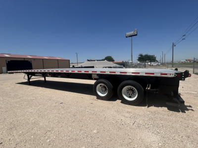 Flatbed trailer, tandem axle, low-profile deck showing Fontaine HCIFL12SAT model features and dual rear wheels.