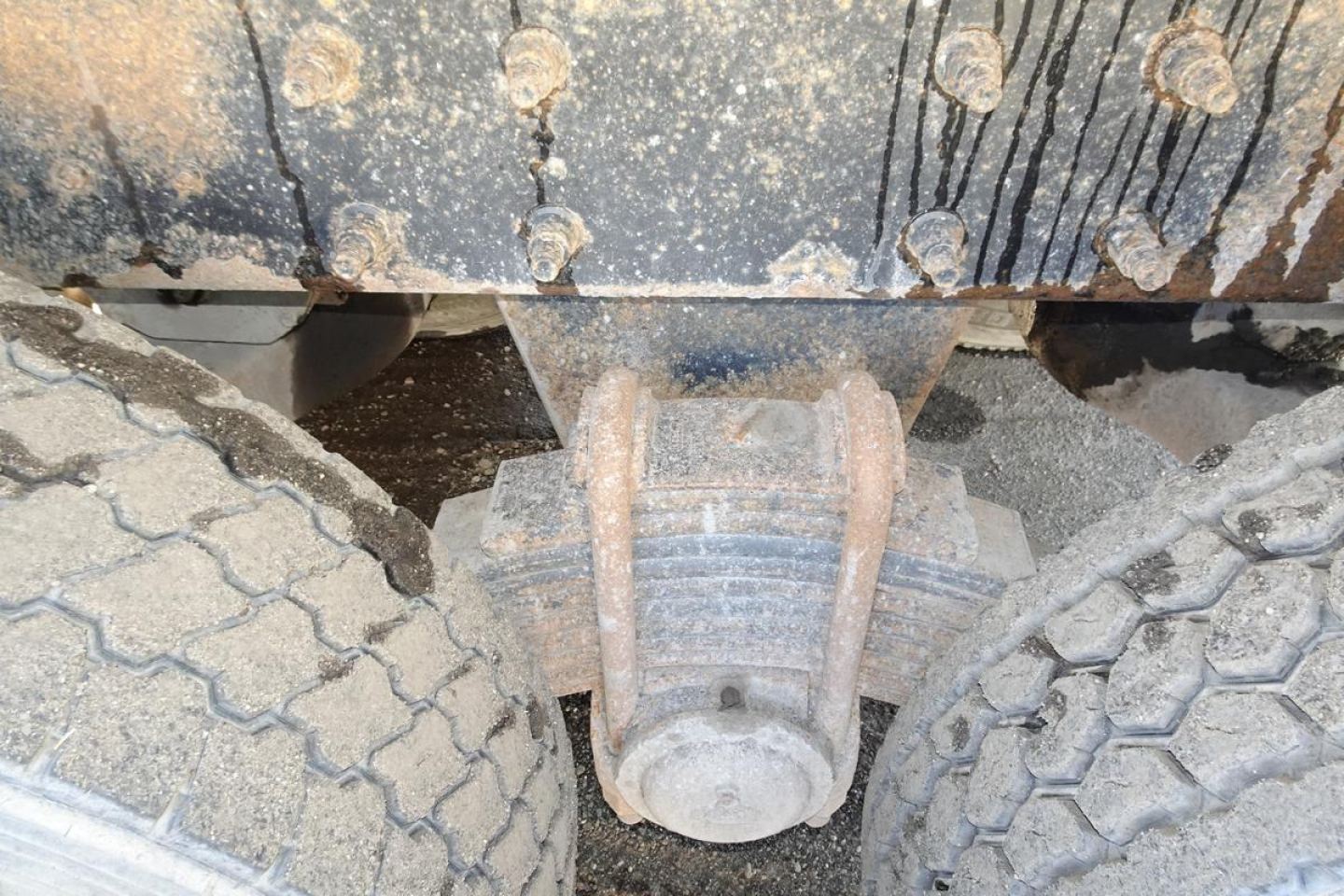 Rear view undercarriage of a Mack RD RD688S dump truck showing differential/axle housing between dual rear wheels.