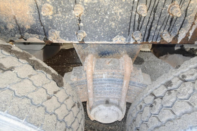 Rear view undercarriage of a Mack RD RD688S dump truck showing differential/axle housing between dual rear wheels.