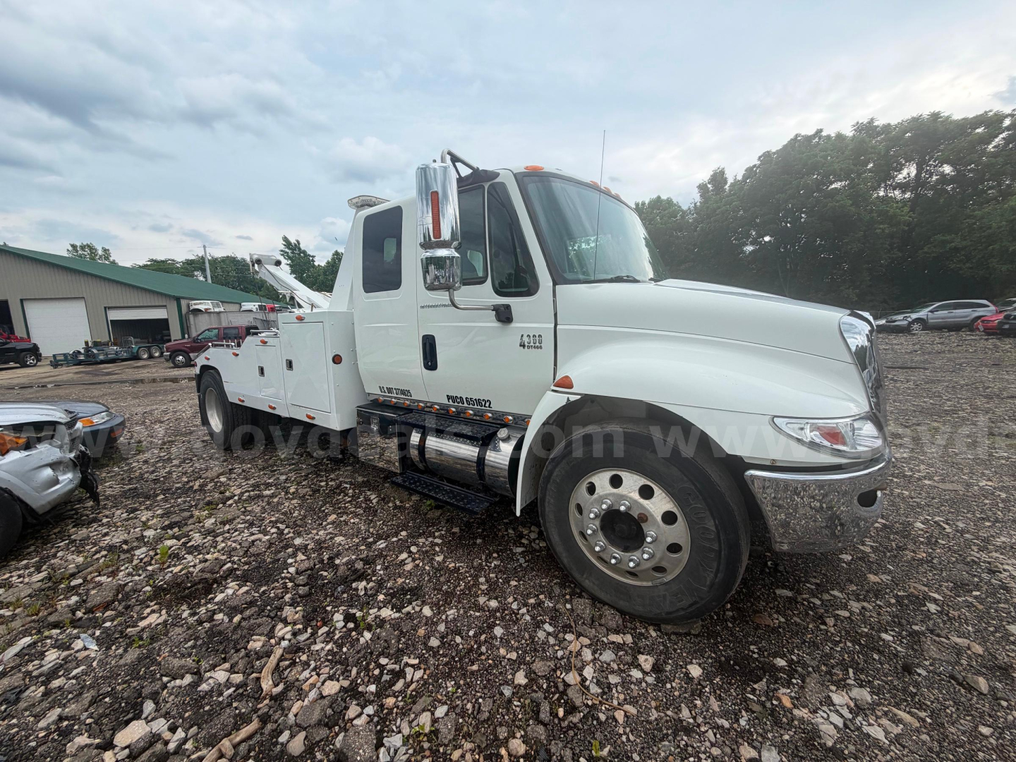 White International 4300 tow truck side view showing dual rear wheels and service body with steps; cab badge reads 4300.