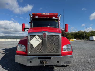 Kenworth T880 front view showing diamond grille and bumper with license plate area and headlights.