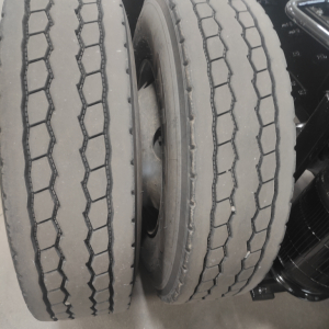 Dual rear tires of a Mack AN64T tractor showing tread pattern and wheels.