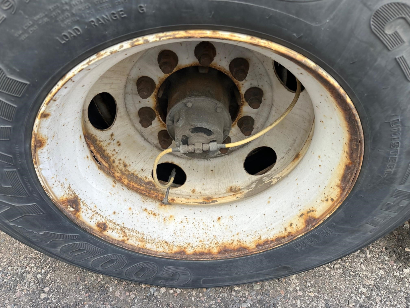 Wheel and hub of a Hyundai dry van trailer showing a rusted steel rim and tire with central hub and brake drum