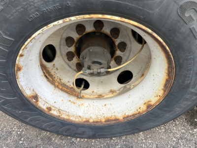 Wheel and hub of a Hyundai dry van trailer showing a rusted steel rim and tire with central hub and brake drum