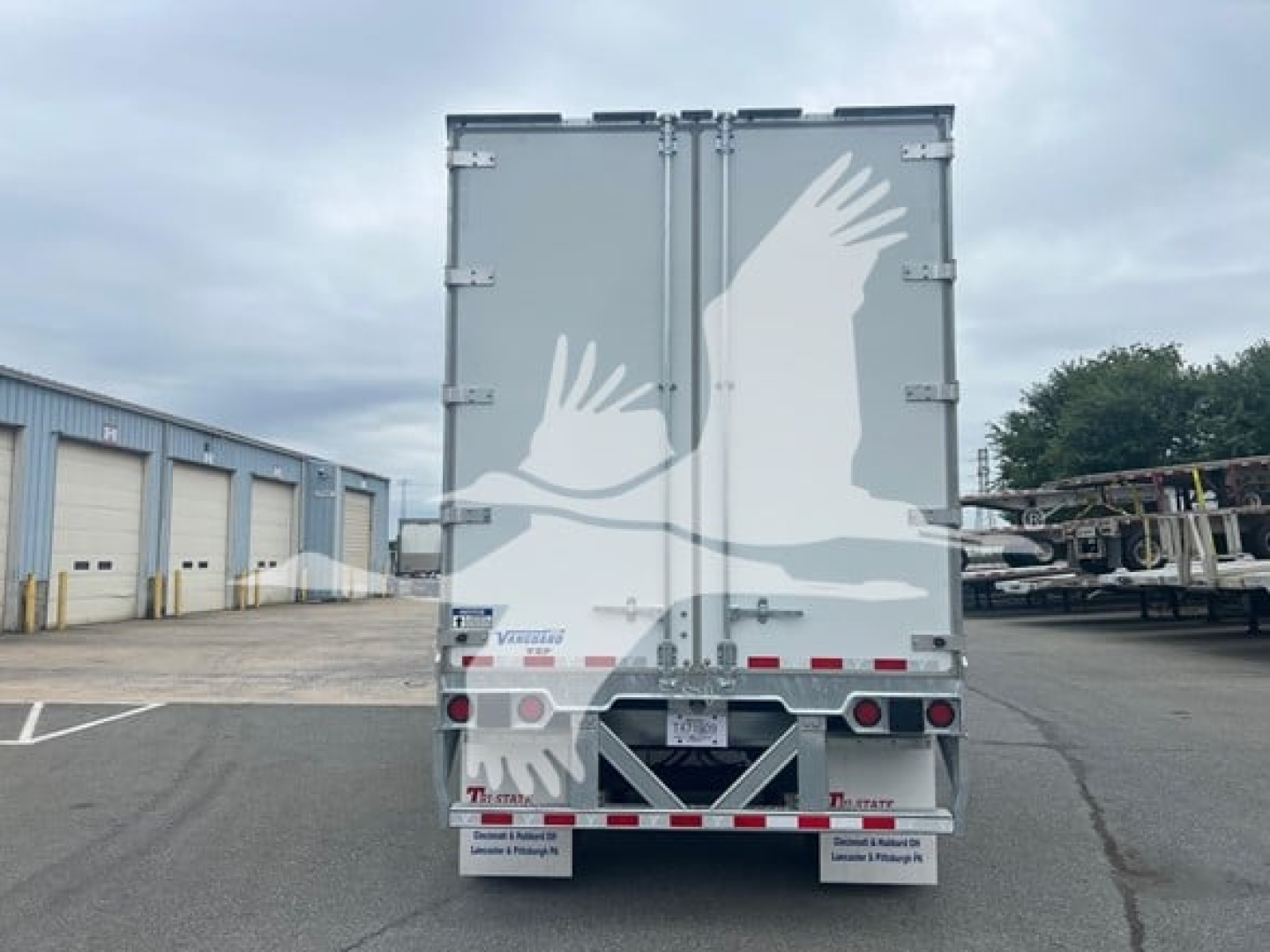 Rear view of a Vanguard VXP plate van trailer with twin doors, reflective chevrons, and rear bumper; visible stock VM605625 and VIN 5V8VC5320VM605625.