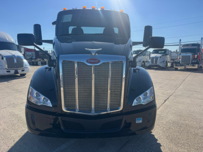 Peterbilt 579 truck front view showing large chrome grille and headlights.