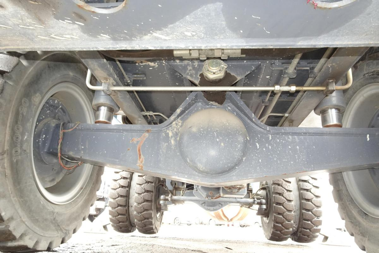 Terex MHL 331 undercarriage showing solid axle, dual rear wheels, driveline housing, and suspension components.