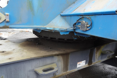 Terex MHL 331 undercarriage view showing tracked base and wear with hydraulic hose and control box, blue paint on upper structure, flatbed surface.
