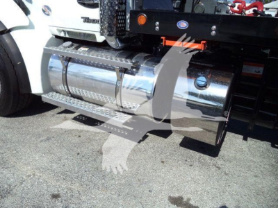 Kenworth T880 fuel tank and side steps seen on a rollback truck with chrome cylindrical fuel tanks and aluminum side steps.