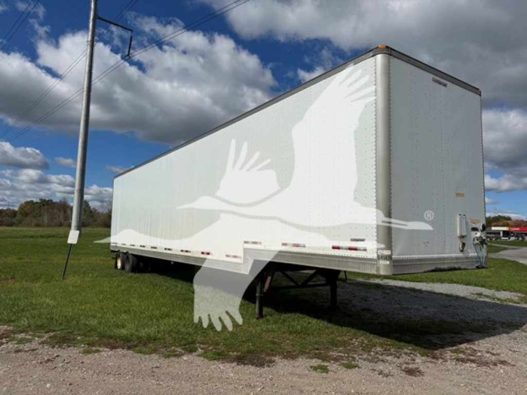 Manac sheet post trailer showing side profile and landing gear under trailer.