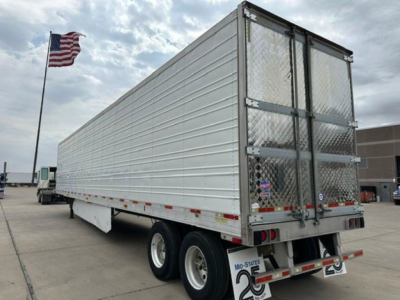 Trailer side view showing a 2016 refrigerated utility trailer with aluminum siding, dual rear doors, and Missouri plates; stock number U90976.