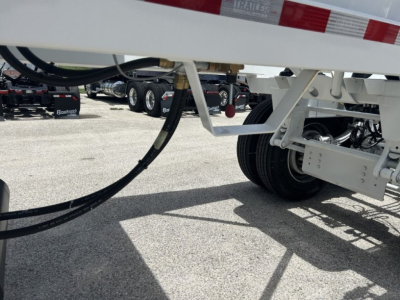 Trailer undercarriage with hydraulic lines and wheel assembly visible; no slp sheets mentioned.