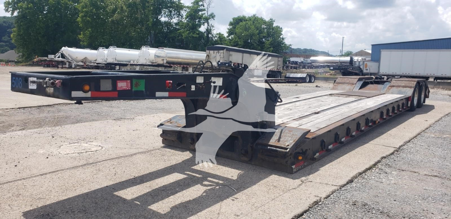 Lowboy trailer with beavertail showing flatbed and ramp sections, 2011 Load King Beavertail LB, VIN 5LKL47230B1028106.