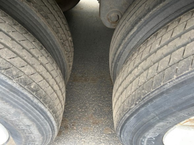Trailer tires and gap between wheels of a 2014 Stoughton Air Ride Dry Van showing two dual tires and wheel hubs.