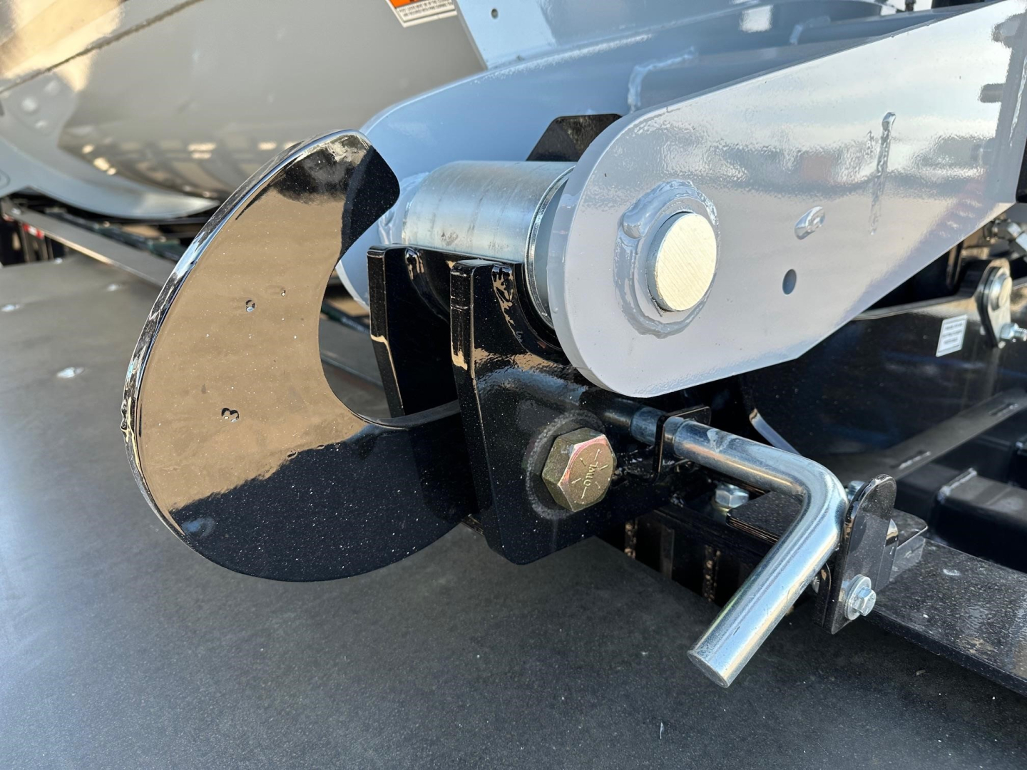 Jet Air Ride Side Dump hitch mechanism showing linkage and steel pin.