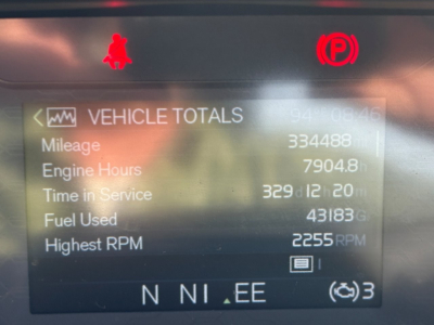 Vehicle totals display showing mileage 334488 mi, engine hours 7904.8 h, time in service 32912.20 h, fuel used 43183 gal, highest RPM 2255 rpm; dashboard indicators visible.